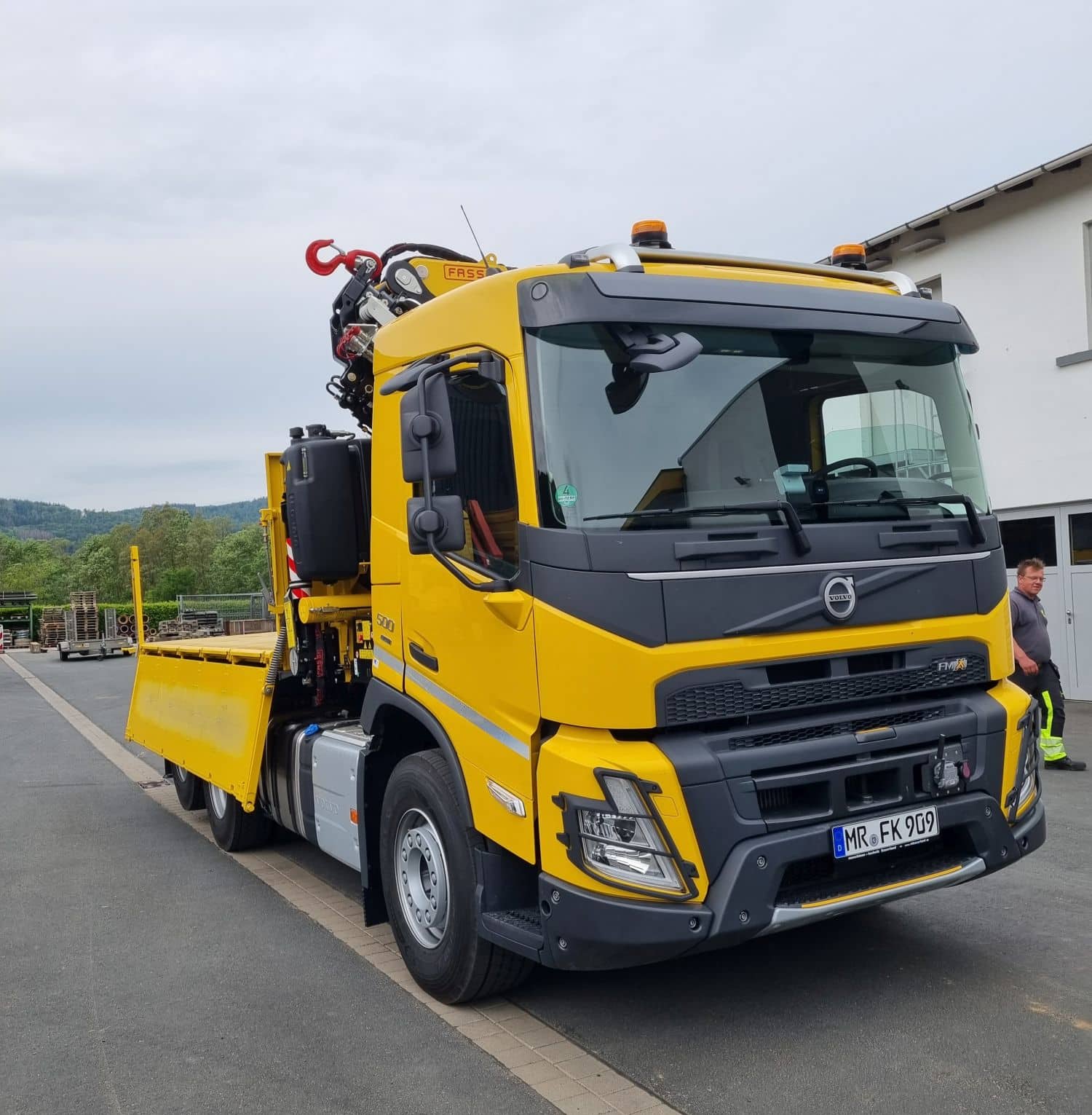 Ein gelber LKW